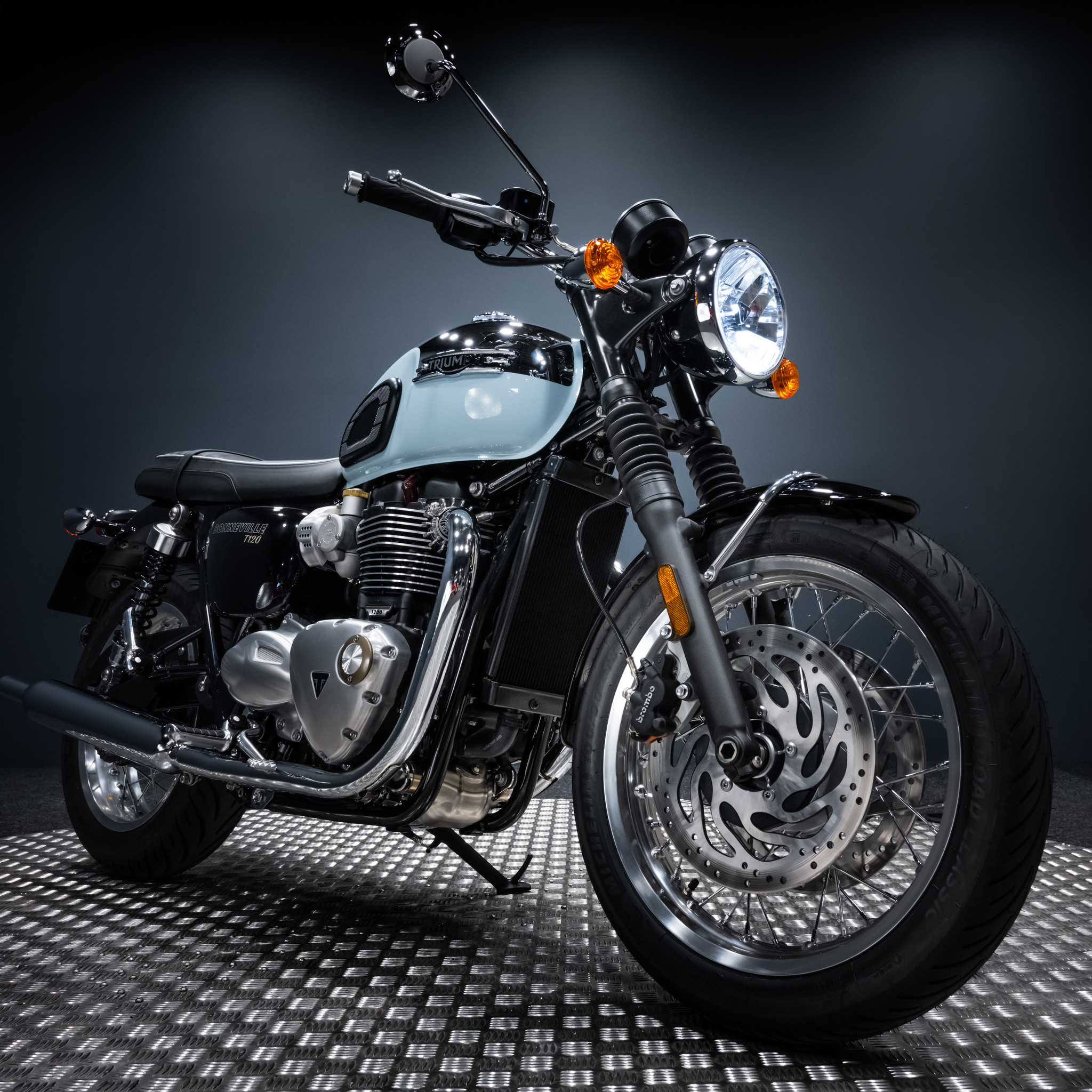 Steve Head - New 2023 TRIUMPH T120 CHROME EDITION + £1000 - Rev Comps