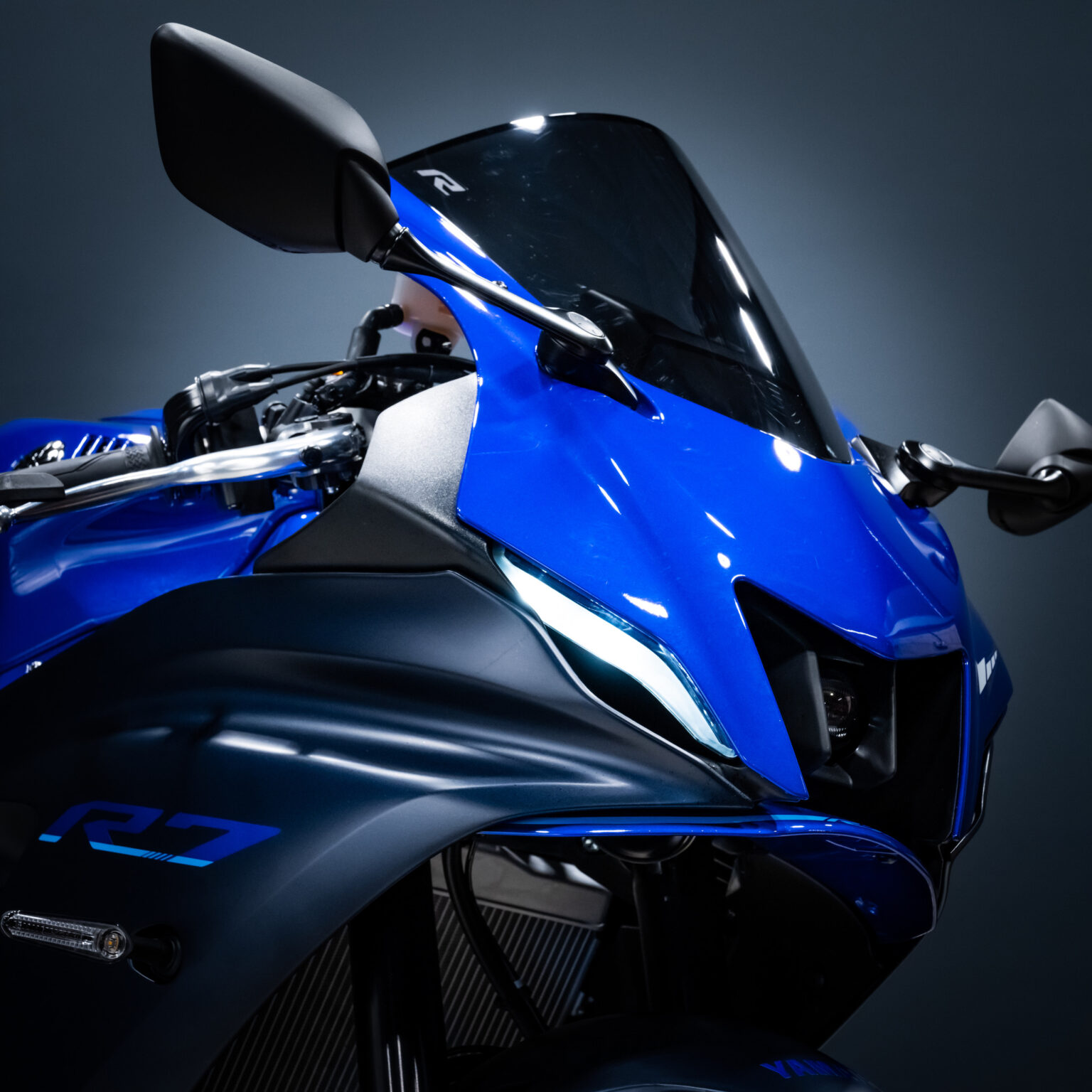 New 2023 YAMAHA R7 + £1000 - Rev Comps