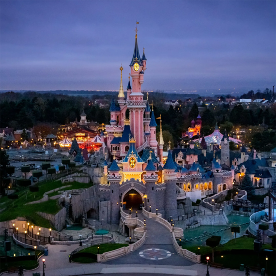 DISNEYLAND PARIS SUMMER HOLIDAYS FAMILY PACKAGE + £500 Rev Comps